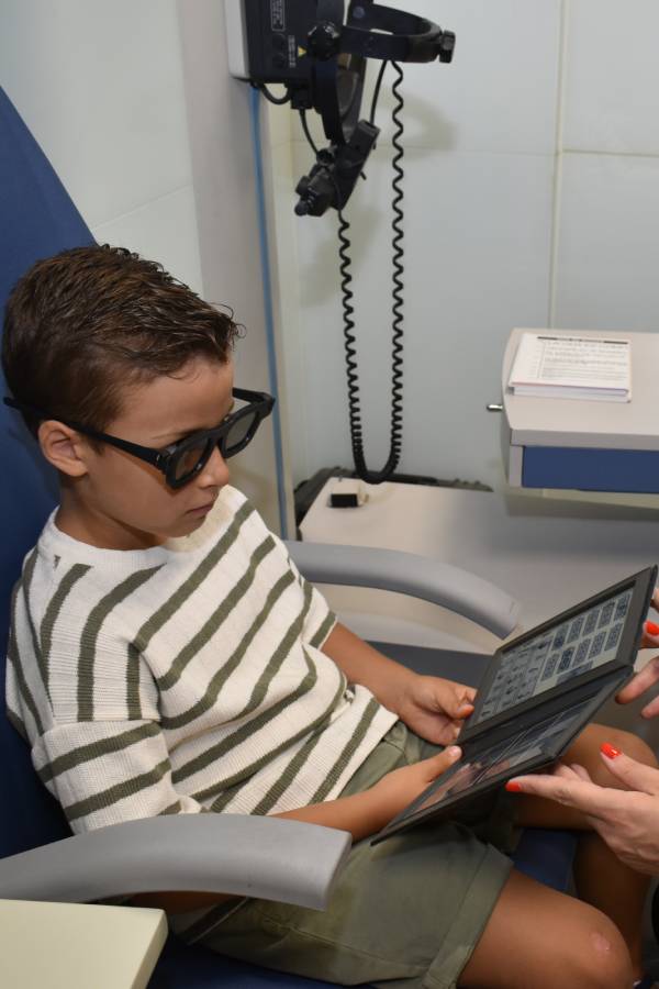 Niño en clínica de optometría